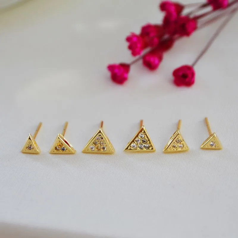 Trio de Brincos Triangulo de Pedrinhas Contorno Dourado