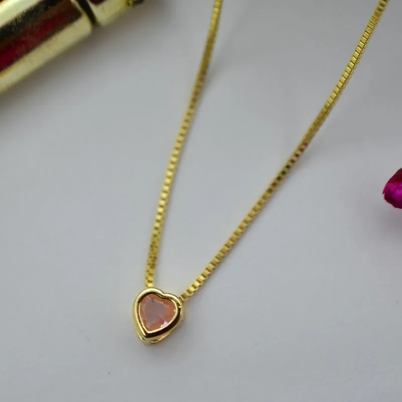 Colar Pingente Coraçãozinho Rosa Contorno Dourado PP